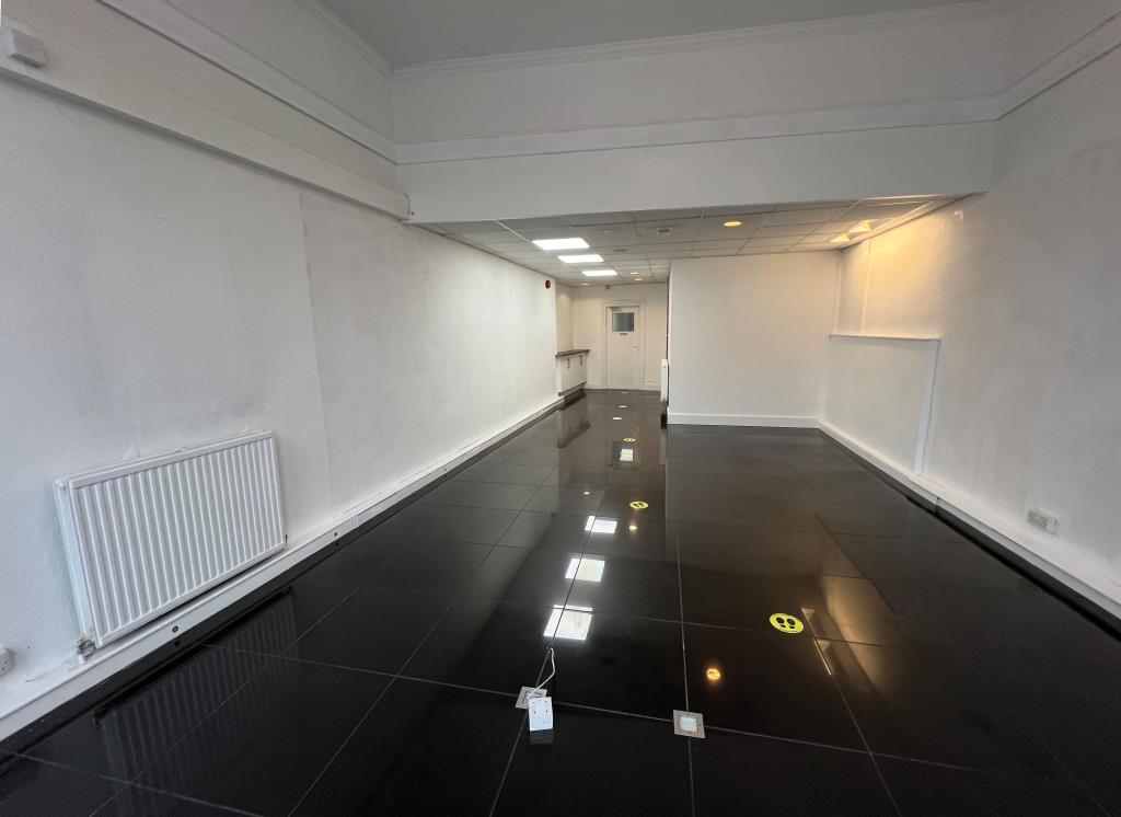 Lot: 41 - THREE STOREY COMMERCIAL PROPERTY - General view of the main retail area